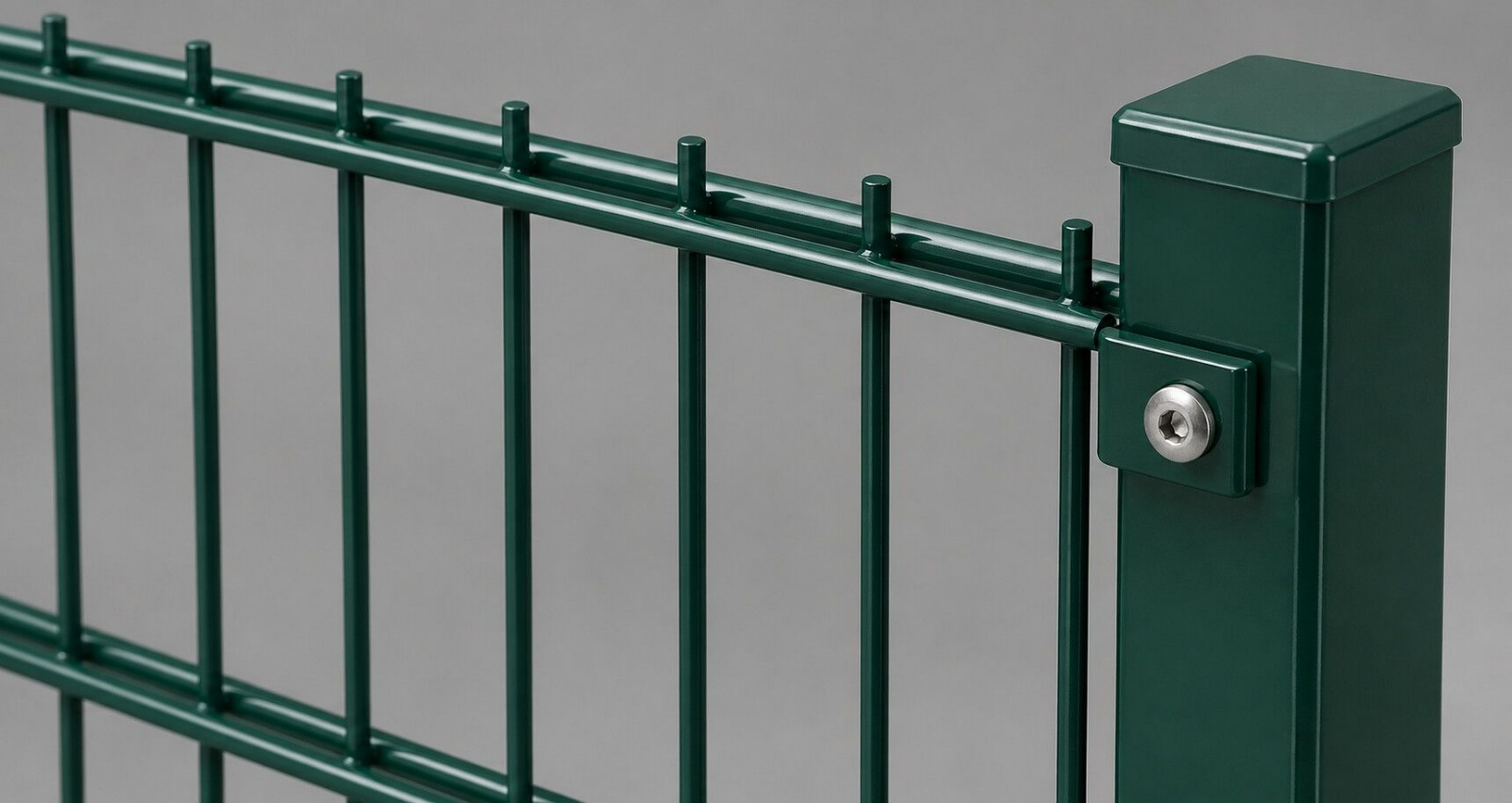 Detail einer Doppelstabmatte 8/6/8 mit Klemmhalter und Vierkantpfosten